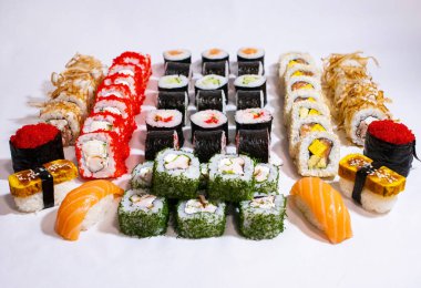 Lezzetli Japon suşisi, yalıtılmış, konsept yiyecek.