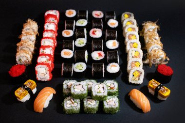 Lezzetli Japon suşisi, yalıtılmış, konsept yiyecek.