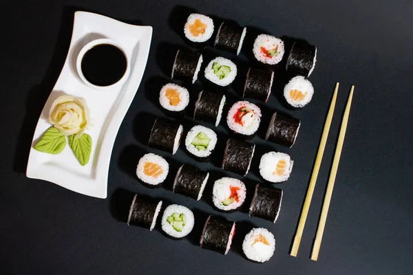 Deliziosi Involtini Sushi Giapponesi Isolati Concept Food — Foto Stock