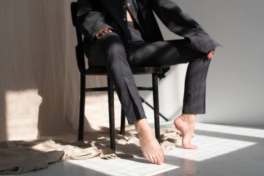 Profesyonel model fotostudio ile poz veriyor.