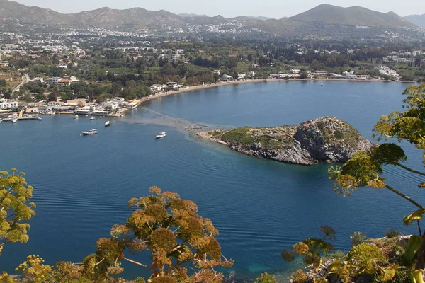 Gümüşlük Körfezi 'nde Tavşan Adası 'nın havadan yüksek açı görünümü, Bodrum. Türkiye 'de bir sahil köyü ve balıkçılık limanı olan Gümüşlük, Myndos antik kentinin kalıntıları üzerinde yer almaktadır.