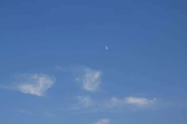 Γαλανός Ουρανός Και Όμορφα Άσπρα Σύννεφα — Φωτογραφία Αρχείου