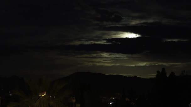 Повний Місяць Зникає Між Хмарами Нічний Час — стокове відео