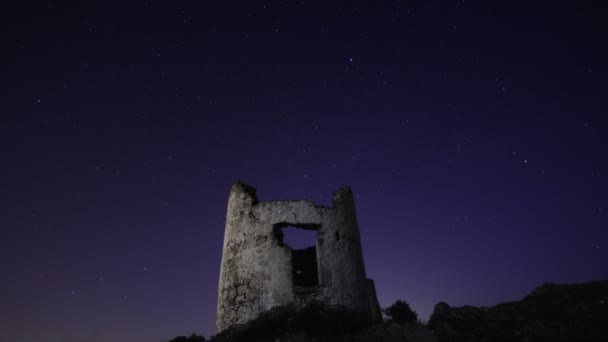 Noite Estrelada Sob Casa Abandonada — Vídeo de Stock