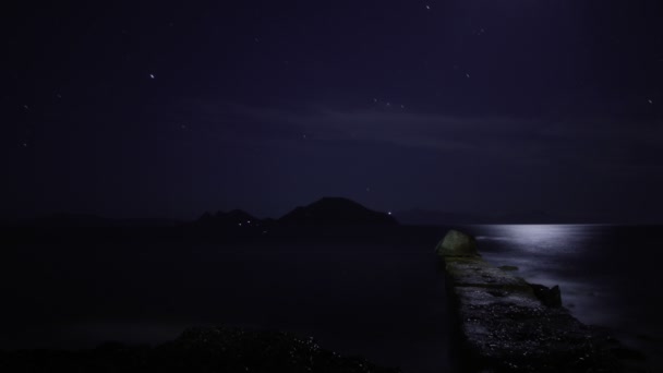 Noite Estrelada Sob Casa Abandonada — Vídeo de Stock