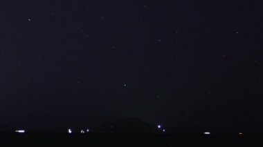 Terk edilmiş evde altında yıldızlı gece