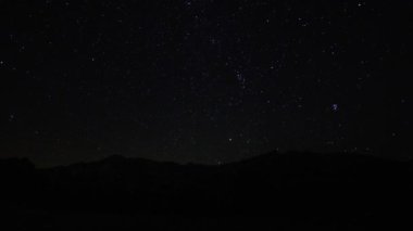 Terk edilmiş evde altında yıldızlı gece