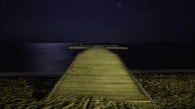 Terk edilmiş evde altında yıldızlı gece