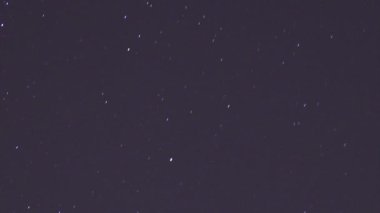 Terk edilmiş evde altında yıldızlı gece