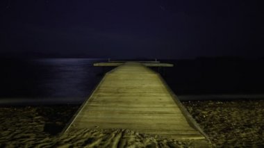 Terk edilmiş evde altında yıldızlı gece