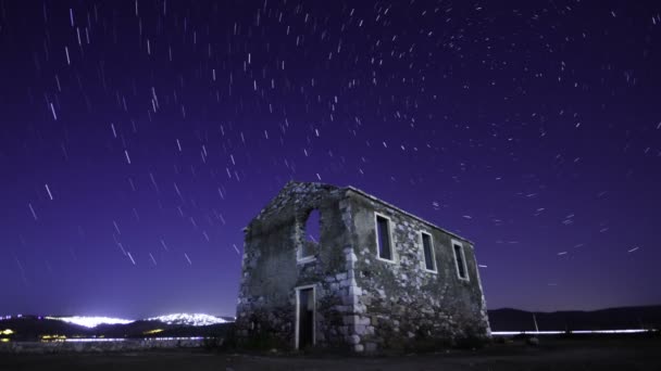 Noite Estrelada Sob Casa Abandonada — Vídeo de Stock