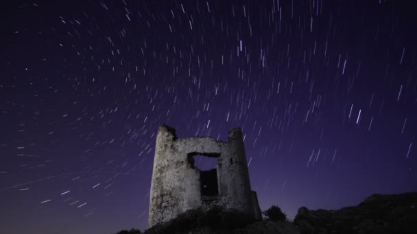 Έναστρη Νύχτα Κάτω Από Εγκαταλελειμμένο Σπίτι — Αρχείο Βίντεο