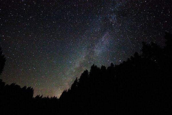 Персеидный метеоритный дождь и звезды
