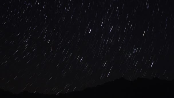 Noche Estrellada Bajo Casa Abandonada — Vídeos de Stock