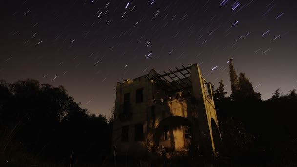 Noche Estrellada Bajo Casa Abandonada — Vídeos de Stock