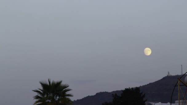 Der Vollmond Verschwindet Nachts Zwischen Den Wolken — Stockvideo