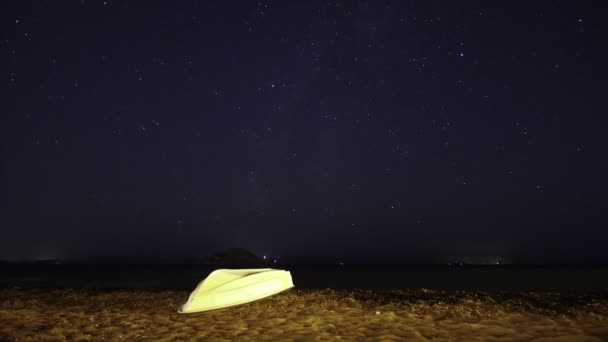 Noite Estrelada Sob Casa Abandonada — Vídeo de Stock