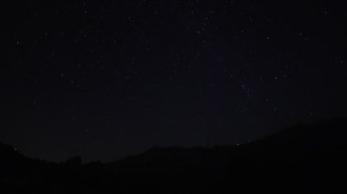 Terk edilmiş evde altında yıldızlı gece