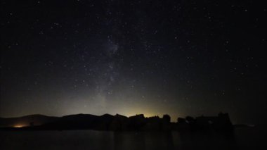 Terk edilmiş evde altında yıldızlı gece