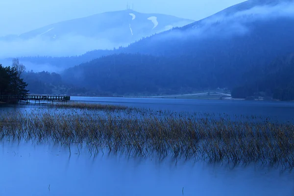 Dřevěný Dům Jezera Uvnitř Lesa Národním Parku Bolu Golcuk Turecko — Stock fotografie