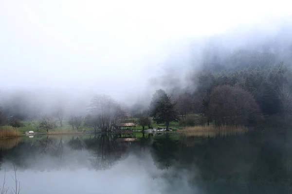 Dřevěný Dům Jezera Uvnitř Lesa Národním Parku Bolu Golcuk Turecko — Stock fotografie