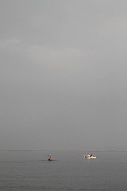 Gökyüzü denize ve bulutlara yansıdı.