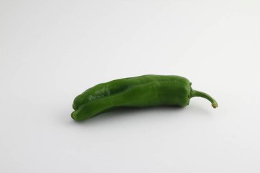 Yeşil biber beyaz bir arka plan üzerinde Kapat