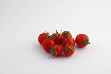 Kırmızı domates beyaz arka plan üzerinde izole. Üstte görüntü