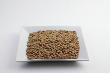 Yeşil mercimek beyaz arka plan üzerinde izole cam kase içinde. Üstten görünüm