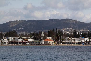 Ege Denizi kenarında küçük bir sahil kasabası