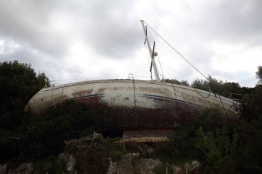 Yelkenli tekne ve bulutlar. Bodrum, Türkiye.