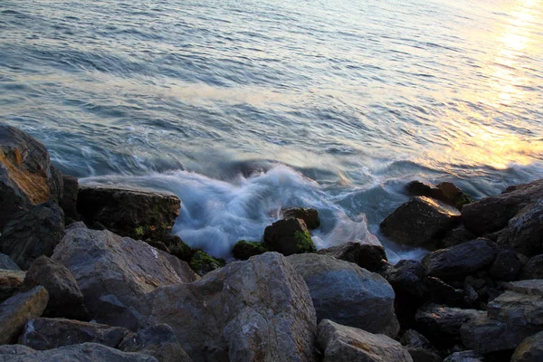 背景海 海の波に乗る 海の波 海の波 海の岸に海の波 海の泡波の背景 海にログオン — ストック写真