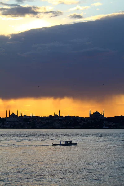 Ramadan Tijd Met Islamitische Stad Istanbul Silhouet — Stockfoto