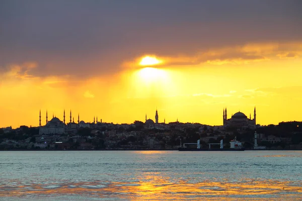 Müslüman Şehir Istanbul Silueti Ile Ramazan Zamanı — Stok fotoğraf