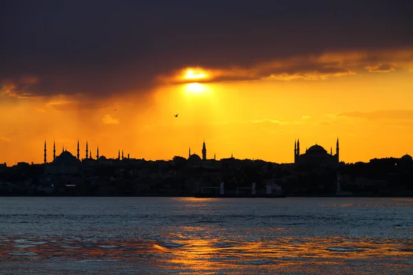 Время Рамадан Мусульманским Городом Istanbul Силуэт — стоковое фото