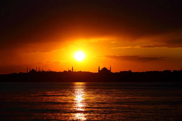 Ramadan Tijd Met Islamitische Stad Istanbul Silhouet — Stockfoto