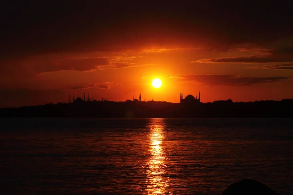 Müslüman Şehir Istanbul Silueti Ile Ramazan Zamanı — Stok fotoğraf