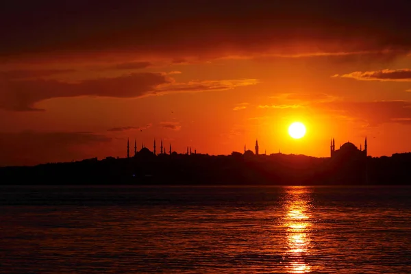 Müslüman Şehir Istanbul Silueti Ile Ramazan Zamanı — Stok fotoğraf
