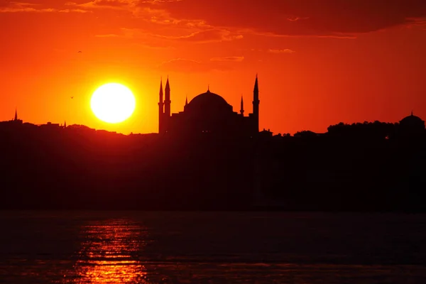 斋月时间与穆斯林城市伊斯坦布尔剪影 — 图库照片