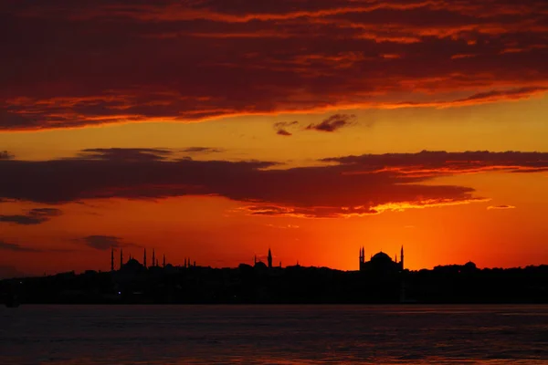 Χρόνος Του Ραμαζάνι Την Μουσουλμανική Πόλη Της Κωνσταντινούπολης Σιλουέτα — Φωτογραφία Αρχείου