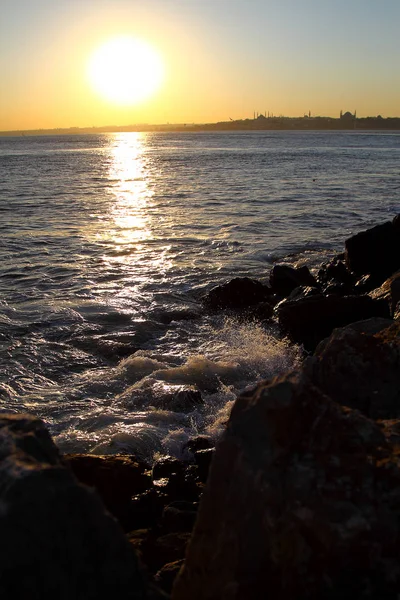 背景海 乘着海浪在海洋中 海浪海浪海浪在海边 海泡波的背景 在海边 海洋上登录 — 图库照片