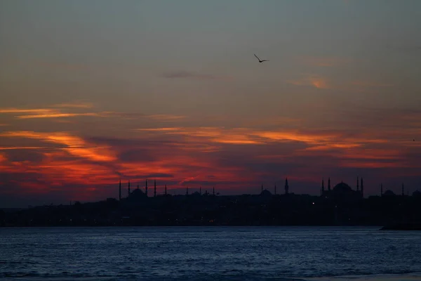 Müslüman Şehir Istanbul Silueti Ile Ramazan Zamanı — Stok fotoğraf