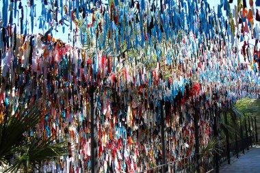 Bir dileğigerçekleştirmek için demire bağlı çapalar