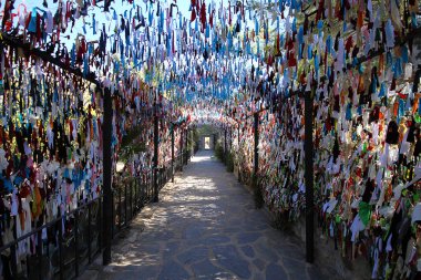 Bir dileğigerçekleştirmek için demire bağlı çapalar