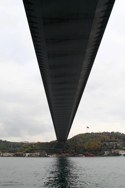 ボスポラス海峡の橋の下 イスタンブールトルコ — ストック写真
