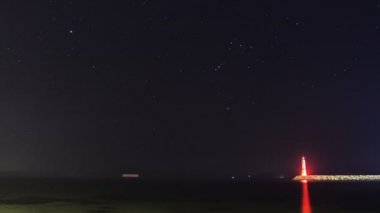 Yıldızların altında bir plaj