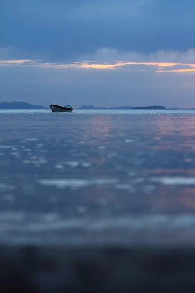 ボートで海の夕日 美しい夕日の背景を持つ小さなボートの写真 — ストック写真