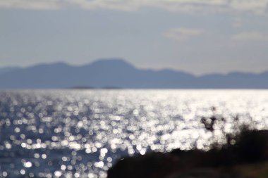 Bulanık mavi arka plan ve mavi gökyüzü ve bokeh deniz. Soyut mavi daireler doğa arka plandan bokeh, defokus. Yaz tatili açık ve seyahat tatil macera konsepti.