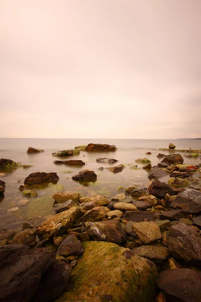 海と黒海の海岸の岩の長時間露光 — ストック写真