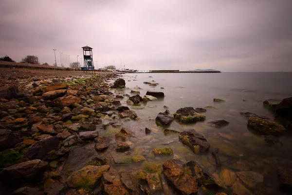 Denizi ve Karadeniz kıyılarında kayaların uzun pozlama.